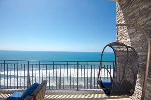 Terrace/patio - Luxury 3 Bedroom/3.5 Bath Condo overlooking Jaco Beach. (Jacó)