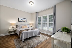 3 sovrum, skrivbord, strykjärn/strykbräda och resesäng