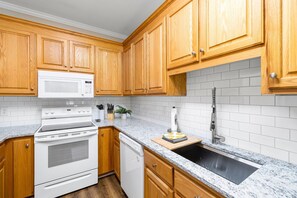 Kylskåp, mikrovågsugn, ugn och spishäll