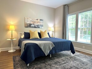3 bedrooms, desk, iron/ironing board, travel cot - Near downtown Cary & RDU. Easy access to Raleigh, Durham and local venues. (Cary)
