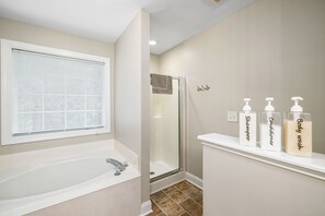 Shower, hair dryer, towels, soap - Near downtown Cary & RDU. Easy access to Raleigh, Durham and local venues. (Cary)