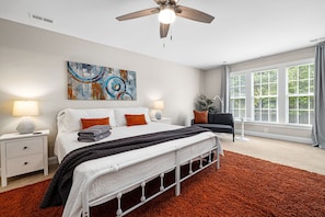 3 bedrooms, desk, iron/ironing board, travel cot - Near downtown Cary & RDU. Easy access to Raleigh, Durham and local venues. (Cary)