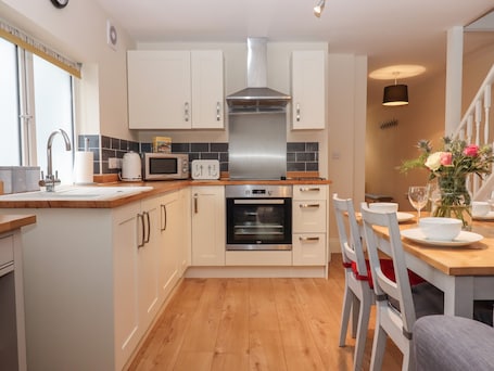 Refrigerador, tetera/pava eléctrica, tostadora, utensilios de cocina