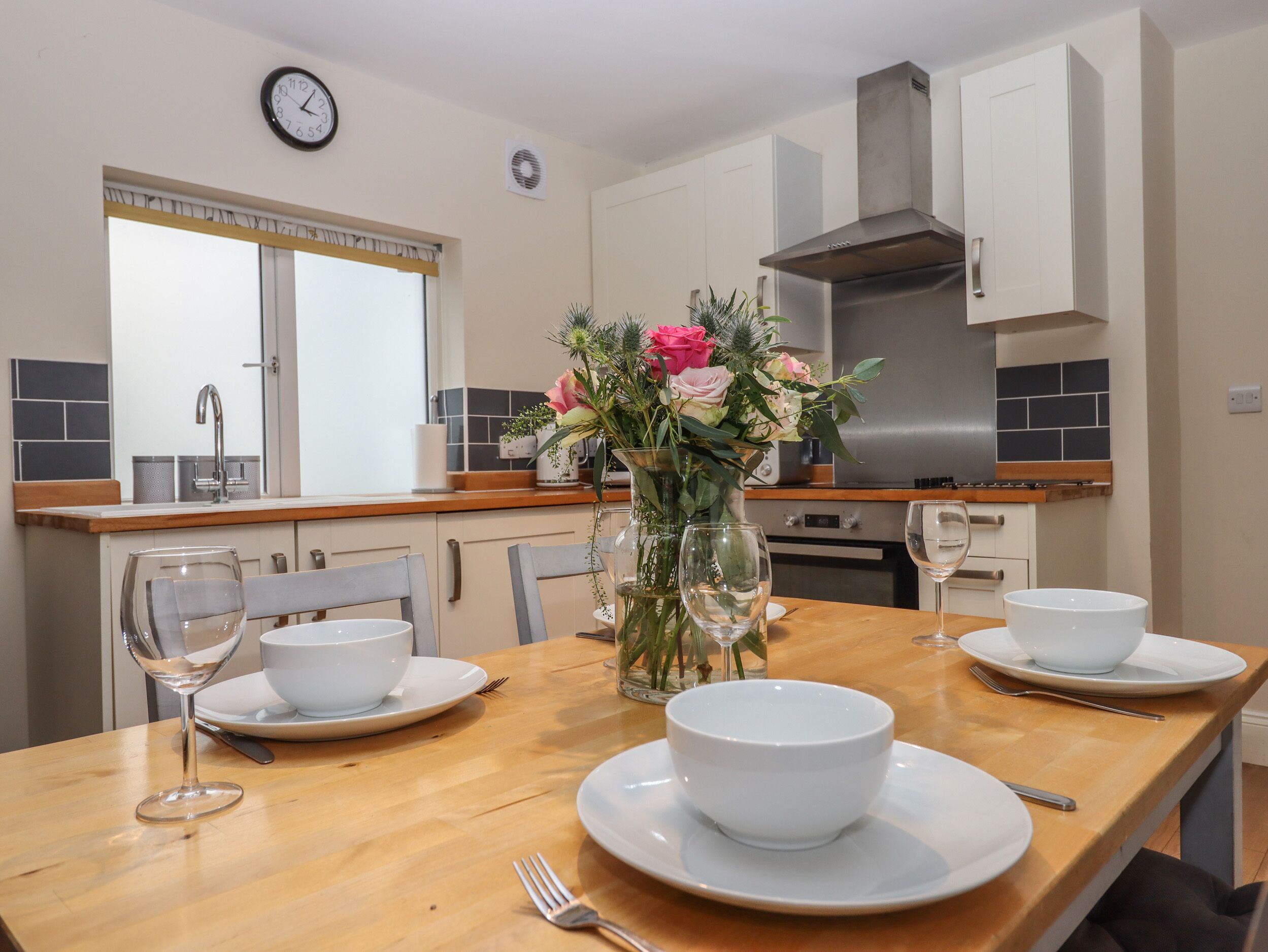 Een koelkast, een waterkoker, een broodrooster