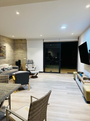 Unclassified image, 4 of 22, button