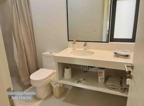 Ducha, secador de pelo, toallas, jabón