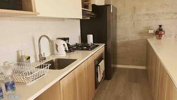 Refrigerador, microondas, horno, placa de cocina