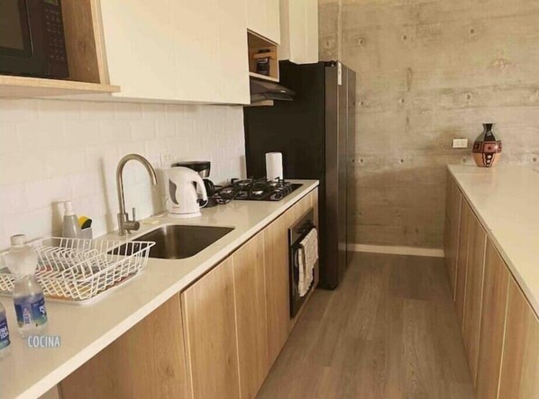 Refrigerador, microondas, horno y parrilla de estufa 