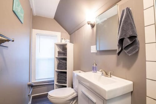 Lovely 2 Bedroom 1 block From the Town Square