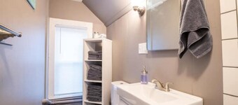 Lovely 2 Bedroom 1 block From the Town Square