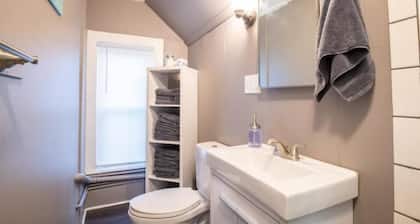 Lovely 2 Bedroom 1 block From the Town Square