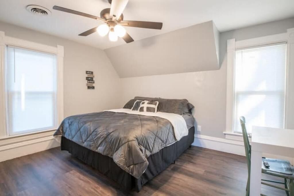 2 bedrooms, travel crib, free WiFi, bed sheets