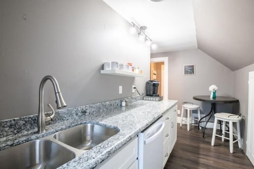 Lovely 2 Bedroom 1 block From the Town Square