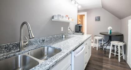 Lovely 2 Bedroom 1 block From the Town Square