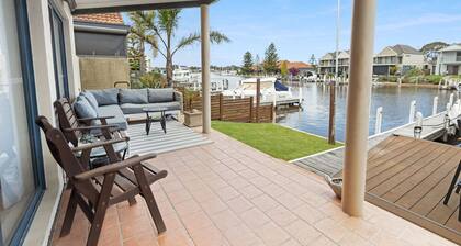Blue Haven - Indulge in the comfort of this waterfront haven