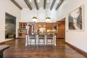 Microondas, placa de cocina, lavavajillas y cafetera o tetera