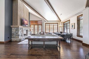 Una Smart TV, una chimenea