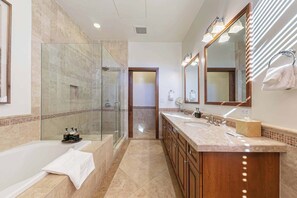 Een haardroger, handdoeken