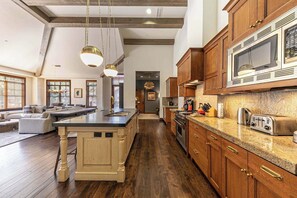 Micro-ondas, cooktop, lava-louças, cafeteira/chaleira