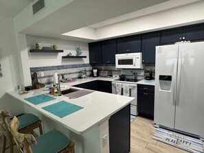 Kjøleskap, mikrobølgeovn, ovn og kokeplater