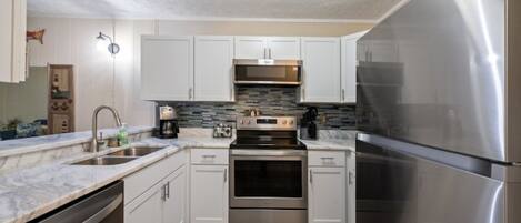 Refrigerador, microondas, horno y parrilla de estufa