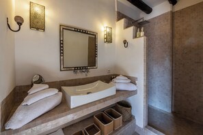 Luksus-dobbeltrom | Bad | Toalettartikler (inkludert), hårføner og badekåper