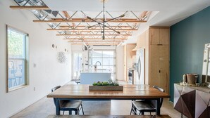 Een moderne keuken met een houten tafel, twee stoelen en een ingebouwde bank.