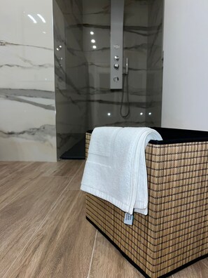 Shower, hair dryer, bidet, towels - Savoy Apartment (Bari)