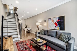 TV - Modern Fishtown 4Bed/3Bath w/ Roof-deck + Patio! (Philadelphia)