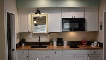 KylskÄp, mikrovÄgsugn, spishÀll och kaffe- och tebryggare