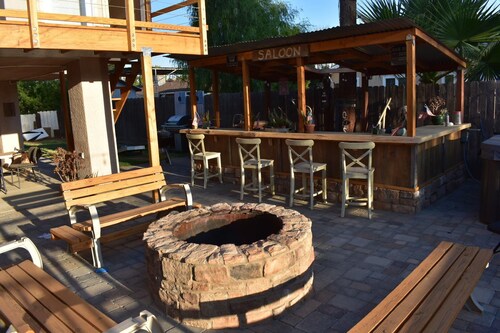 Newly Built Rustic Studio with Pool, Hot tub, Firepit and More