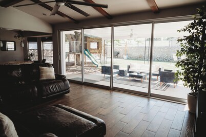 Comfy Casita, centrally located, pool, game room, sleeps 10!