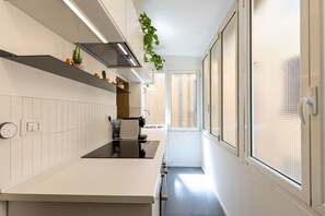 ثلاجة، فرن، موقد طهي مسطح، غسالة أطباق