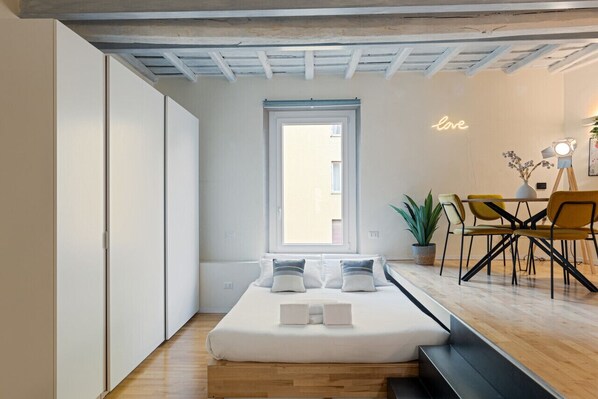 1 slaapkamer, een bureau, een strijkplank/strijkijzer, wifi