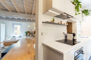 Een koelkast, een oven, een kookplaat, een vaatwasser