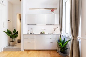 Refrigerador, parrilla de estufa y cafetera y tetera