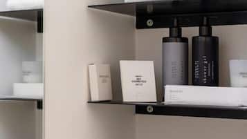 Een haardroger, handdoeken