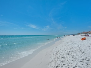 Una spiaggia nelle vicinanze