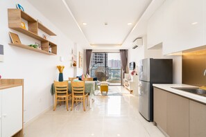 Een koelkast, een magnetron