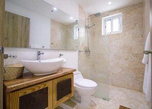 Dusche, Haartrockner, Handtücher, Seife