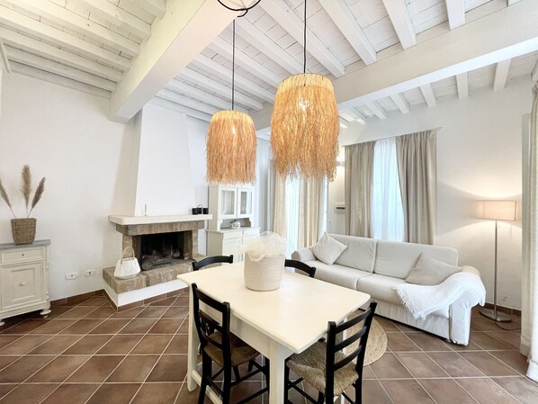 Deluxe Apartment, 1 Queen Bed | Living area