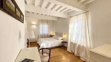 Deluxe Suite | 2 bedrooms, hypo-allergenic bedding, desk, rollaway beds