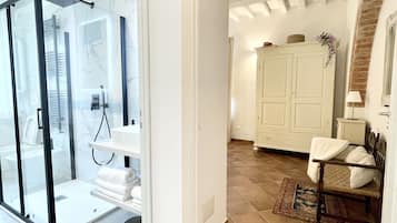 Appartamento Deluxe, 1 letto queen | 2 camere, biancheria da letto ipoallergenica, una scrivania