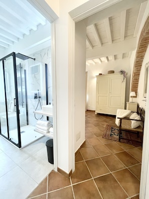 Deluxe Apartment, 1 Queen Bed | Hypo-allergenic bedding, desk, rollaway beds, free WiFi - Agriturismo Antica Corte (Montepulciano)