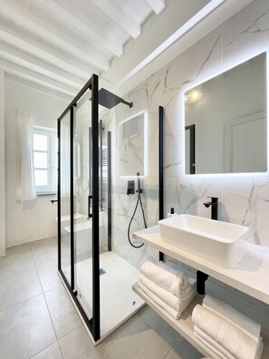 Apartamento Deluxe, 1 cama de matrimonio | Baño | Ducha y cabezal de ducha tipo lluvia