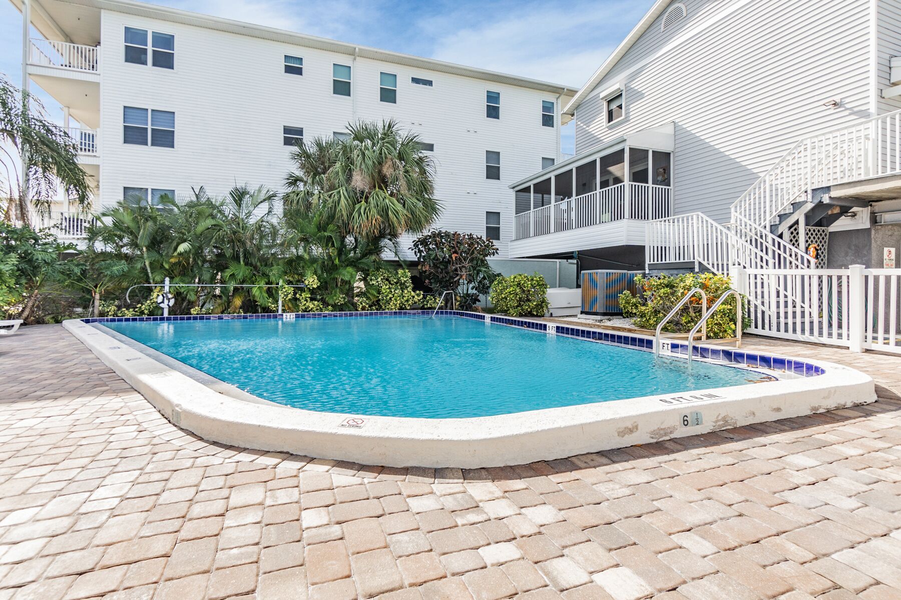 Tropical Retreat - Townhome Condo w/Balcony -communal Pool- 3 min walk to Beach!