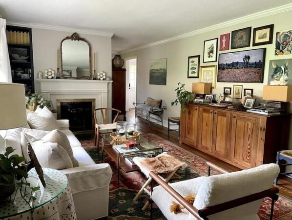 Living area - 1950s Five Points Ranch - Renovated (Athens)