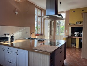 Réfrigérateur, four à micro-ondes, un four, surface de cuisson
