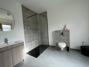 Douche, serviettes fournies