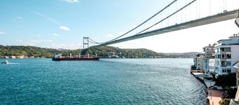 แฟลตที่มีวิวโบสฟอรัส พร้อมระเบียงและจากุซซี่